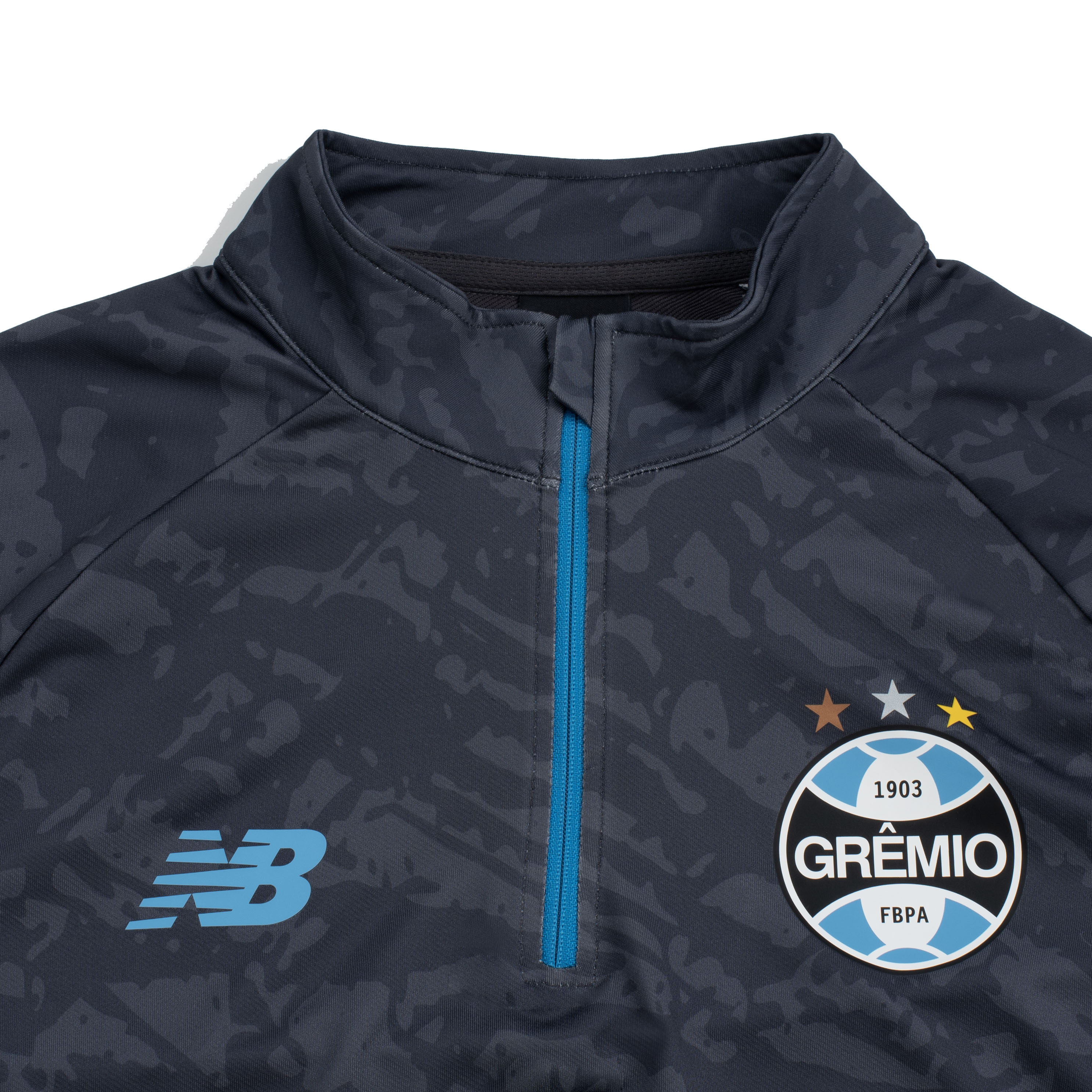 Vista lateral do casaco masculino New Balance Grêmio 2026 com detalhes em azul celeste